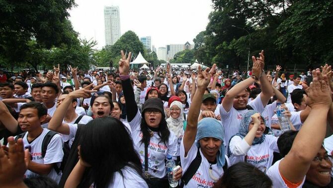 Grup band Slank, menghibur peserta fun walk bertema 