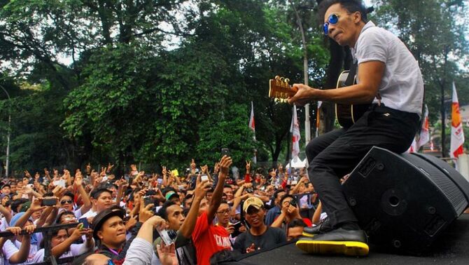 Grup band Slank, menghibur peserta fun walk bertema 