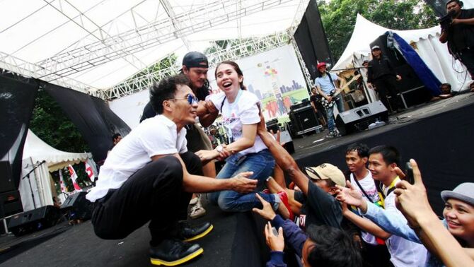 Grup band Slank, menghibur peserta Fun Walk bertema 