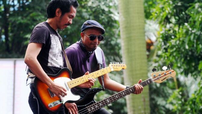 Grup band Slank, menghibur peserta Fun Walk bertema 
