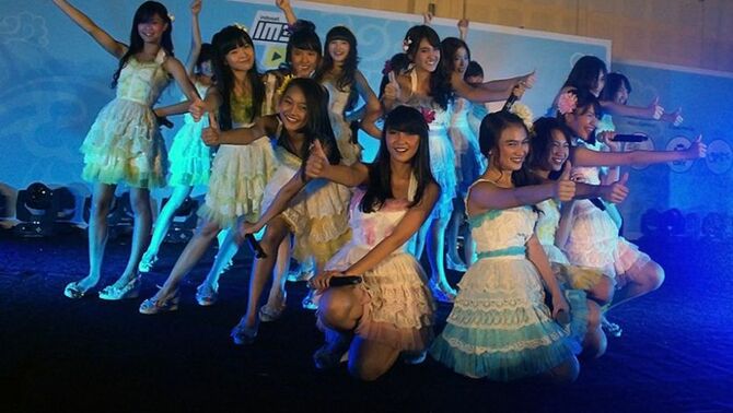 Penampilan JKT48 di Kartika Expo Center, Balai Kartini, Jakarta, Minggu, 24 Februari 2014.
