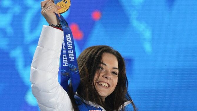 Adelina Sotnikova, atlet Rusia yang baru berumur 17 thn, meraih medali emas di cabang senam ritmik es atau figur skating Olimpiade Sochi 2014.