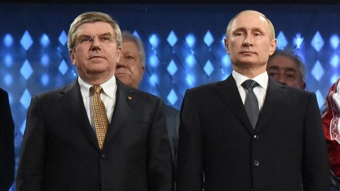 Presiden Komite Olimpiade Internasional (IOC), Thomas Bach (kiri) dan Presiden Rusia, Valdimir Putin menghadiri upacara penutupan Olimpiade Sochi 2014 di Stadion Olimpiade Fisht, Minggu, 23 Februari 2014.