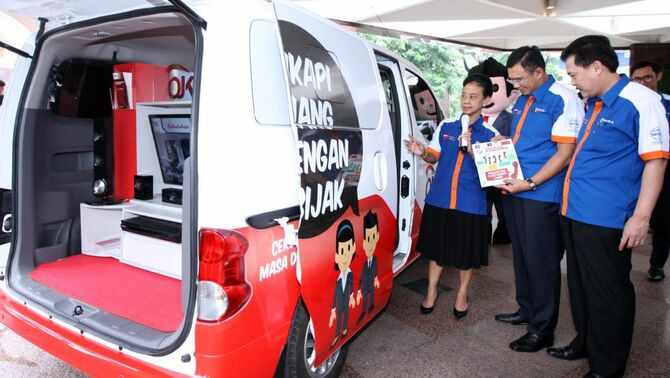 Deputi Komisioner Edukasi dan Perlindungan Konsumen OJK Sri Rahayu Widodo bersama Direktur Keuangan BRI Achmad Baequni dan Direktur Kepatuhan BRI Randi Anto memperhatikan Si Molek
