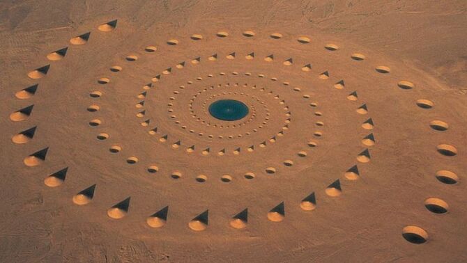 Sebuah pola spiral misterius raksasa di gurun pasir yang mampu menipu mata seakan-akan adalah jejak pesawat alien. Ini adalah sebuah karya seni bernama 