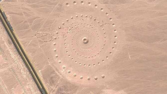 Sebuah pola spiral misterius raksasa di gurun pasir yang tertangkap kamera Google Earth. Pola ini seakan-akan adalah jejak pesawat alien, namun yang sebenarnya adalah sebuah karya seni bernama 