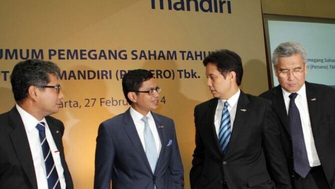 Direktur Utama Bank Mandiri, Budi Gunadi Sadikin (kedua kanan) berbincang dengan Wakil Direktur Utama Bank Mandiri, Riswinandi (kanan), Direktur Bank Mandiri, Sunarso (kiri) dan Direktur Bank Mandiri, Pahala N. Mansury.
