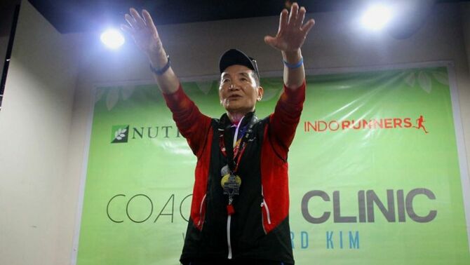 Founders Crown Ambassador sekaligus duta brand Nutrilite Korea, Leonard Kim mengajak peserta anggota Indo Runners  pemanasan,  disela-sela   Coaching Clinic  dalam HUT 80 tahun Amway Nutrilite  yang digelar di Wisma Aldiron, Jakarta Selatan, Sabtu (26/4). SP/Joanito De Saojoao.