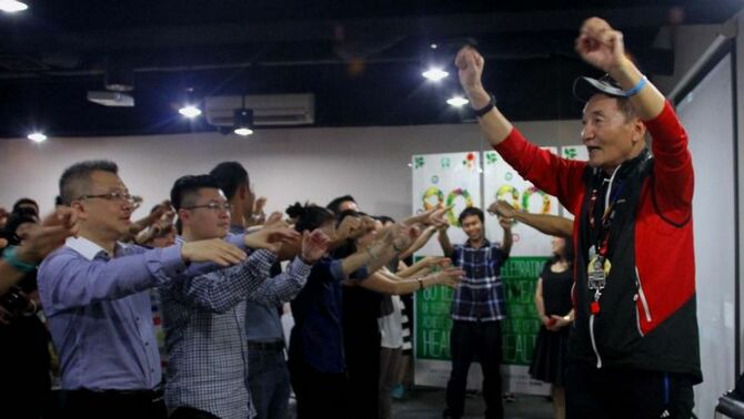 Founders Crown Ambassador sekaligus duta brand Nutrilite Korea, Leonard Kim (kanan) mengajak peserta anggota Indo Runners  pemanasan,  disela-sela   Coaching Clinic  dalam HUT 80 tahun Amway Nutrilite  yang digelar di Wisma Aldiron, Jakarta Selatan, Sabtu (26/4). SP/Joanito De Saojoao.