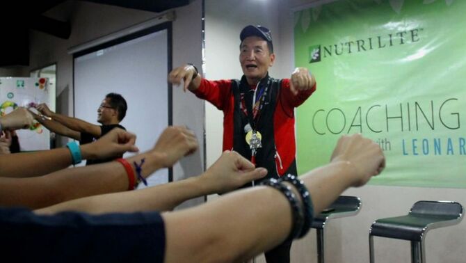 Founders Crown Ambassador sekaligus duta brand Nutrilite Korea, Leonard Kim (kanan) mengajak peserta anggota Indo Runners pemanasan, disela-sela Coaching Clinic dalam HUT 80 tahun Amway Nutrilite yang digelar di Wisma Aldiron, Jakarta Selatan, Sabtu (26/4). SP/Joanito De Saojoao.