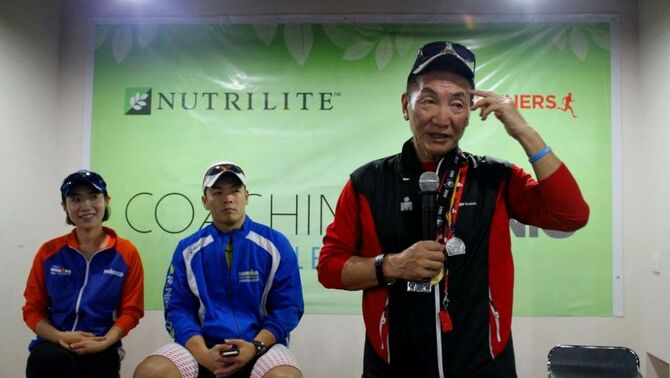 Founders Crown Ambassador sekaligus duta brand Nutrilite Korea, Leonard Kim (kanan) mengajak peserta anggota Indo Runners pemanasan, disela-sela Coaching Clinic dalam HUT 80 tahun Amway Nutrilite yang digelar di Wisma Aldiron, Jakarta Selatan, Sabtu (26/4). SP/Joanito De Saojoao.