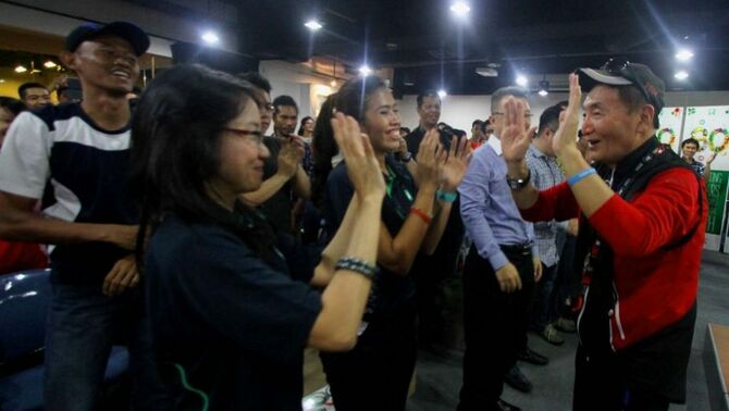 Founders Crown Ambassador sekaligus duta brand Nutrilite Korea, Leonard Kim (kanan) mengajak peserta anggota Indo Runners pemanasan, disela-sela Coaching Clinic dalam HUT 80 tahun Amway Nutrilite yang digelar di Wisma Aldiron, Jakarta Selatan, Sabtu (26/4). SP/Joanito De Saojoao.