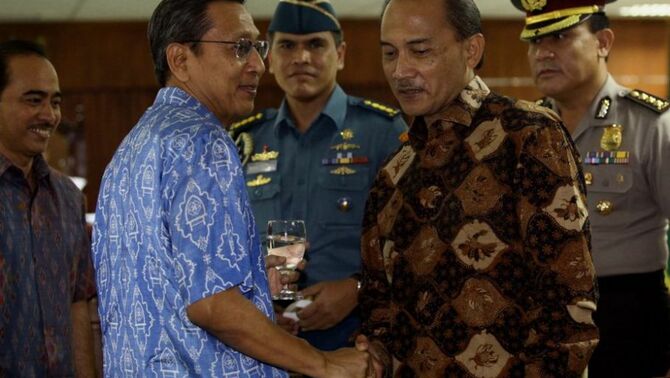 Wakil Presiden Boediono (kedua kiri) menyalami terdakwa kasus dugaan korupsi pemberian Fasilitas Pendanaan Jangka Pendek (FPJP) dan penetapan Century sebagai bank gagal berdampak sistemik, Budi Mulya (kedua kanan) saat rehat sidang di Pengadilan Tipikor Jakarta, Jumat (9/5). SP/Joanito De Saojoao