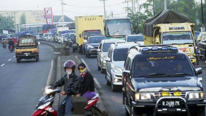Kendaraan pemudik terjebak kemacetan di Jalur Pantura, Karawang, Jabar, Kamis (24/7). Antara/Wahyu Putro A
