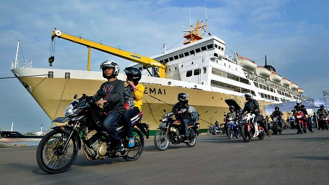 Pemudik bersepeda motor turun dari kapal KM. Ciremai setibanya di Pelabuhan Tanjung Emas Semarang, Jateng, Jumat (25/7). Antara/R. Rekotomo