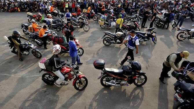 Pemudik bersepeda motor bersiap melanjutkan perjalanan usai turun dari kapal KM. Ciremai setibanya di Pelabuhan Tanjung Emas Semarang, Jateng, Jumat (25/7). Antara/R. Rekotomo
