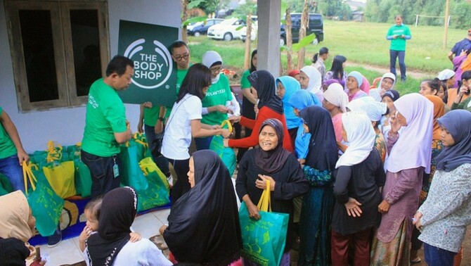 Suasana saat mebagikan Sembako kepada warga Kampung Parigi, Tangerang, Rabu 23 Juli 2014.