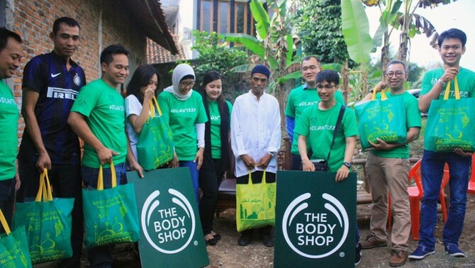 Tim The Body Shop dan Sembako Ramadhan berfoto bersama ketua RT setempat.