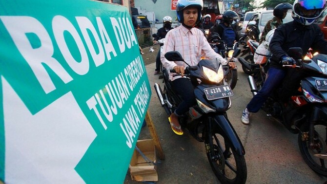 Sejumlah pemudik kendaraan sepeda motor memadati Kawasan Cikalong Sari, Jatisari, Karawang, Jawa Barat, Sabtu (26/7).