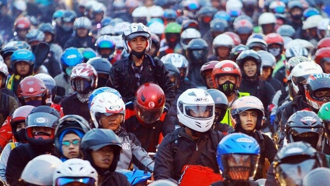 Sejumlah pemudik kendaraan sepeda motor memadati Kawasan Cikalong Sari, Jatisari, Karawang, Jawa Barat, Sabtu (26/7).