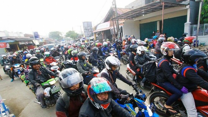 Sejumlah pemudik kendaraan sepeda motor memadati Kawasan Cikalong Sari, Jatisari, Karawang, Jawa Barat, Sabtu (26/7) pagi.