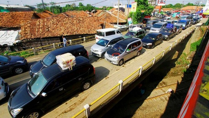 Kendaraan pemudik terjebak kemacetan saat melintas di Jalur Pantura, Simpang Jomin, Karawang, Jawa Barat, Sabtu (25/7).