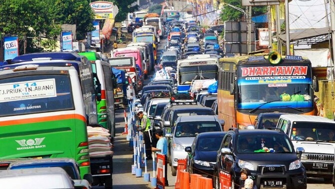 Kendaraan pemudik terjebak kemacetan saat melintas di Jalur Pantura, Simpang Jomin, Karawang, Jawa Barat, Sabtu (25/7).