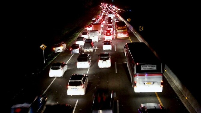 Ratusan kendaraan terjebak kemacetan di Tol Cikampek, Jawa Barat, Jumat (25/7) malam.
