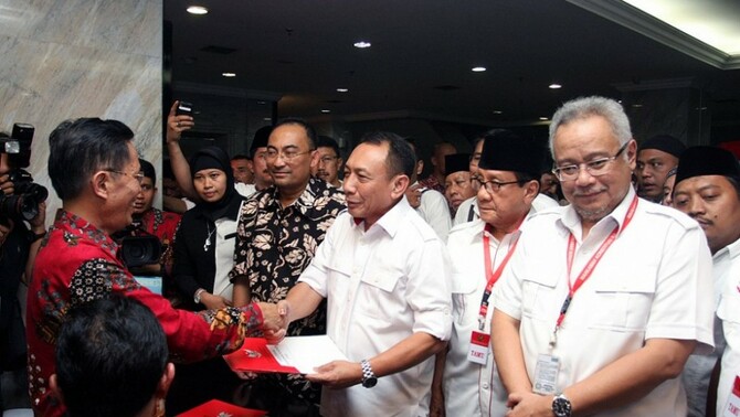 Tim Advokat Pasangan Calon Presiden dan Wakil Presiden Nomor Urut Satu Prabowo Subianto-Hatta Rajasa menunjukkan alat bukti saat mengajukan gugatan Pilpres di Gedung Mahkamah Konstitusi, Jakarta, Jumat (25/7) malam. Antara/Reno Esnir
