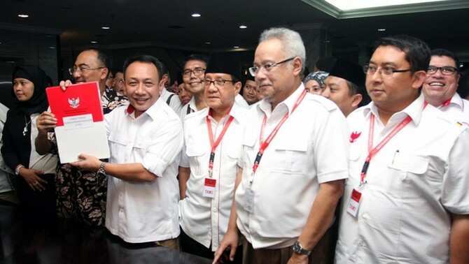Tim Advokat Pasangan Calon Presiden dan Wakil Presiden Nomor Urut Satu Prabowo Subianto-Hatta Rajasa menunjukkan alat bukti saat mengajukan gugatan Pilpres di Gedung Mahkamah Konstitusi, Jakarta, Jumat (25/7) malam. Antara/Reno Esnir