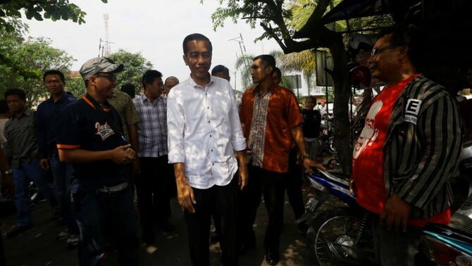 Gubernur DKI Jakarta yang juga Presiden terpilih Joko Widodo (tengah) mengunjungi Pasar Klithikan Notoharjo, Semanggi, Kota Surakarta, Jawa Tengah, Sabtu (26/7). SP/Joanito De Saojoao.