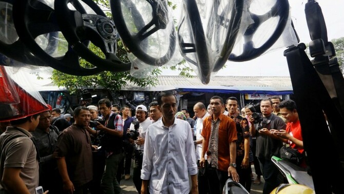 Gubernur DKI Jakarta yang juga Presiden terpilih Joko Widodo (tengah) mengunjungi Pasar Klithikan Notoharjo, Semanggi, Kota Surakarta, Jawa Tengah, Sabtu (26/7). SP/Joanito De Saojoao.