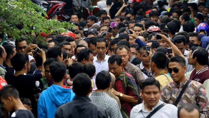 Gubernur DKI Jakarta yang juga Presiden terpilih Joko Widodo (tengah) saat  mengunjungi Pasar Klithikan Notoharjo, Semanggi, Kota Surakarta, Jawa Tengah, Sabtu (26/7). SP/Joanito De Saojoao
