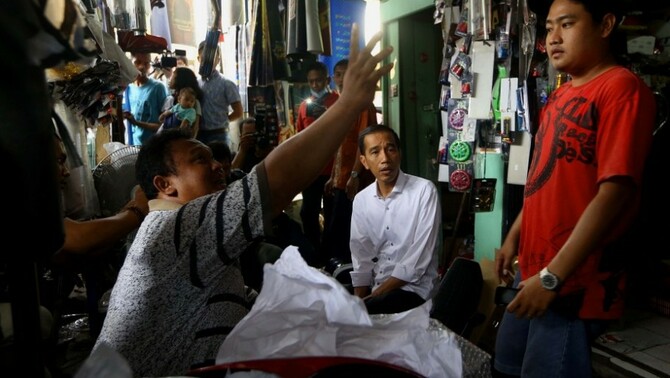 Gubernur DKI Jakarta yang juga Presiden terpilih Joko Widodo (tengah) berbincang dengan pedagang onderdil kendaraan bermotor saat mengunjungi Pasar Klithikan Notoharjo, Semanggi, Kota Surakarta, Jawa Tengah, Sabtu (26/7). SP/Joanito De Saojoao
