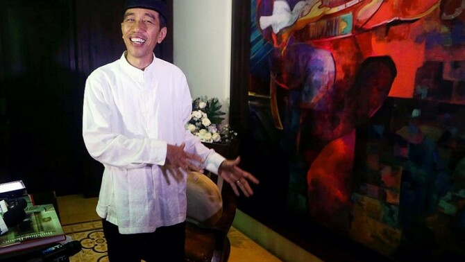 Presiden terpilih Indonesia, Jokowi bersiap berpose di depan wartawan, saat berkunjung ke kediamannya, di Solo, Jawa Tengah, Sabtu (26/7).