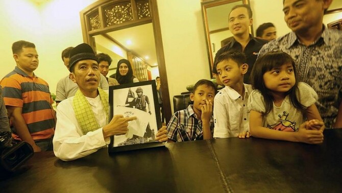 Presiden terpilih Indonesia, Jokowi (kiri) berbincang bersama sejumlah wartawan di kediamannya, di Solo, Jawa Tengah, Sabtu (26/7).