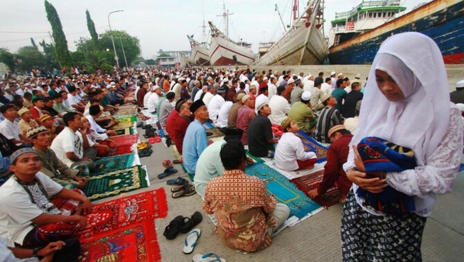 Umat muslim melaksanakan Sholat Idul Fitri di Pelabuhan Sunda Kelapa, Senin (28/7). Umat muslim Indonesia merayakan Hari Raya Idul Fitri 1 Syawal 1435 H pada hari Senin, 28 Juli 2014. BeritaSatu Photo/Ruht Semiono