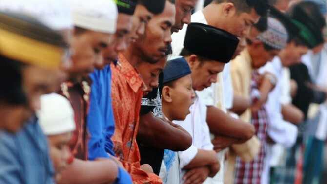 Umat muslim melaksanakan Sholat Idul Fitri di Pelabuhan Sunda Kelapa, Senin (28/7). Umat muslim Indonesia merayakan Hari Raya Idul Fitri 1 Syawal 1435 H pada hari Senin, 28 Juli 2014. BeritaSatu Photo/Ruht Semiono