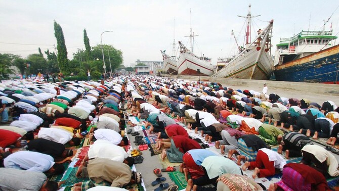 Umat muslim melaksanakan Sholat Idul Fitri di Pelabuhan Sunda Kelapa, Senin (28/7). Umat muslim Indonesia merayakan Hari Raya Idul Fitri 1 Syawal 1435 H pada hari Senin, 28 Juli 2014. BeritaSatu Photo/Ruht Semiono