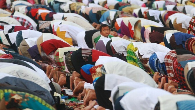 Umat muslim melaksanakan Sholat Idul Fitri di Pelabuhan Sunda Kelapa, Senin (28/7). Umat muslim Indonesia merayakan Hari Raya Idul Fitri 1 Syawal 1435 H pada hari Senin, 28 Juli 2014. BeritaSatu Photo/Ruht Semiono