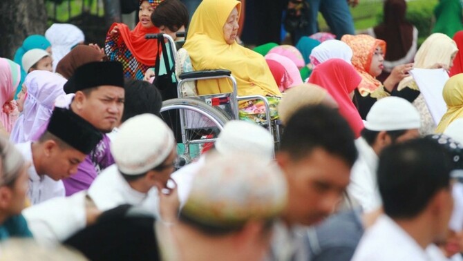 Umat muslim melaksanakan Sholat Idul Fitri di Pelabuhan Sunda Kelapa, Senin (28/7). Umat muslim Indonesia merayakan Hari Raya Idul Fitri 1 Syawal 1435 H pada hari Senin, 28 Juli 2014. BeritaSatu Photo/Ruht Semiono