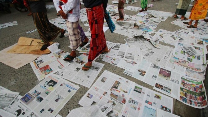 Sampah kertas koran menutupi jalan usai digunakan untuk pelaksanaan Sholat Idul Fitri di Pelabuhan Sunda Kelapa, Jakarta, Senin (28/7). Umat muslim Indonesia merayakan Hari Raya Idul Fitri 1 Syawal 1435 H pada hari Senin, 28 Juli 2014.