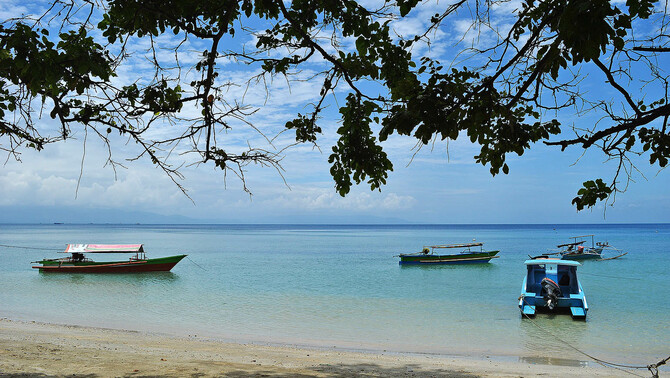 Sejumlah perahu wisatawan berlabuh di Pulau Bunaken, Taman Nasional Laut Bunaken, Manado, Sulawesi Utara, 31 Maret 2016. FOTO: BeritaSatu Photo/Danung Arifin