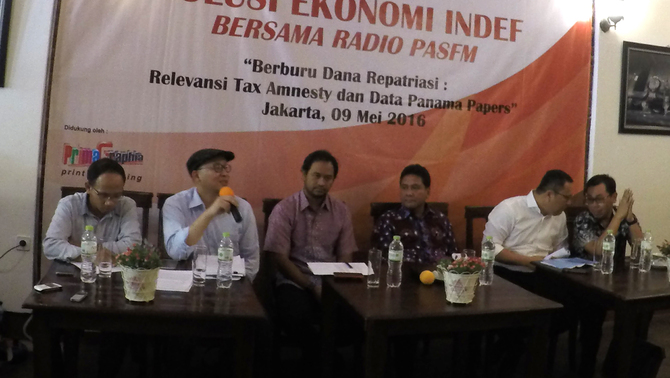 Ekonom INDEF Eko Listiyanto (kiri), Anggota Komisi XI DPR RI Ekcy Awal Mucharam (kedua dari kiri), Ketua Bidang SDA, Energi Mineral dan Lingkungan Hidup  BPP HIPMI Andika Anindia Guna (ketiga dari kiri),  Ketua Umum Asosiasi Pengusaha Indonesia (APINDO) Hariyadi Sukamdani (ketiga dari kanan), Staf Khusus Menteri Keuangan RI Arif Budimanta (kedua dari kanan) Direktur CITA Yustinus Prastowo (kanan) hadir dalam diskusi rutin Solusi Ekonomi Indonesia yang diselenggarakan oleh INDEF dengan tema Berburu Dana Repatriasi: Relevansi Tax Amnesty dan
Data Panama Papers, Jakarta, Senin 9 Mei 2016. Diskusi ini membahas solusi mengenakan tarif pengampunan pajak (tax amnesty) bagi para wajib pajak (WP) yang terbukti melakukan penghindaran pajak. Investor Daily / Emral