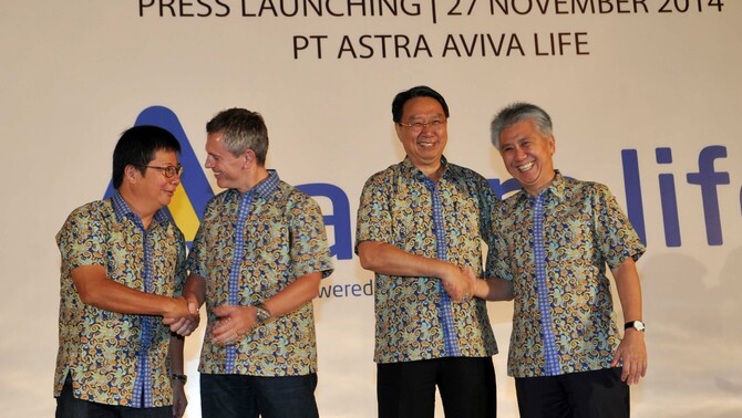 President Director PT Astra Aviva Life (AAL) Philip Willcock (kedua kiri) bersama  President Commissioner PT AAL Gunawan Geniusahardja (kedua kanan), Vice President Director PT AAL Auddie A. Wiranata (kiri) dan Vice President Commissioner PT AAL Khor Hock Seng usai peluncuran produk asuransi Astra Life Power by Aviva sekaligus pengenalan perusahaan baru asuransi jiwa PT Astra Aviva Life di Jakarta, Kamis 27/11). BeritaSatu Photo/Mohammad Defrizal