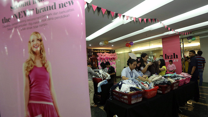 Pengunjung memenuhi areal bazzar pakaian yang di selenggarakan h2h outlet di Mayapada tower, Jakarta, Jumat (28/11).