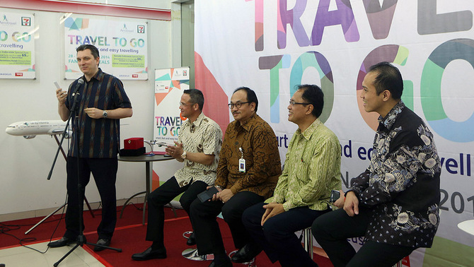 Direktur Pemasaran & Penjulan Garuda Indonesia Erik Meijer (kiri) memberikan sabutan disaksikan  Presiden direktur Modern Seven Eleven Indonesia Henri Honoris (kanan), Direktur Aerotravel S. Saptono (dua kanan), Direktur Pemasaran Citilink Hans Nugroho (tengah), dan Direktur Aerohotel management Francis Denhar (dua kiri) dalam acara kerja sama di gerai Seven Eleven, kawasan Blok M, Jakarta Selatan, Jumat (28/11).