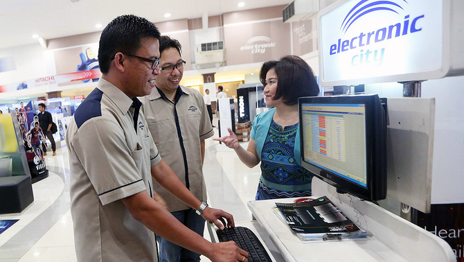 Managing Director SAP Indonesia Megawaty Khie (kanan) berbincang dengan Commercial and Investor Relation Director Electronic City Fery Wiraatmadja (tengah) dan Vice President Information & Communication Technology Electronic City I Nyoman Suyoga, seusai menandatangani nota kerjasama di Jakarta, Jumat (28/11).