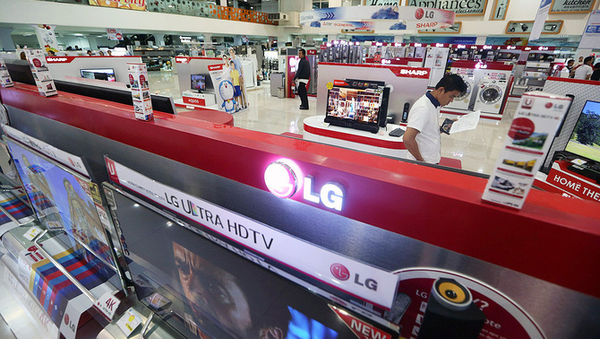 Sejumlah pengunjung mengamati barang elektronik yang di jual di gerai Electronic City, dikawasan SCBD, Jakarta, Jumat (28/11)