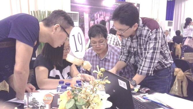 
Associates Director Lippo Homes Bambang Sumargono, tengah menjelaskan kepada calon pembeli apartemen 